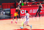 刘泽希持球发动快速反击，庞峥麟接球回传晃开防守，助前者上篮取分